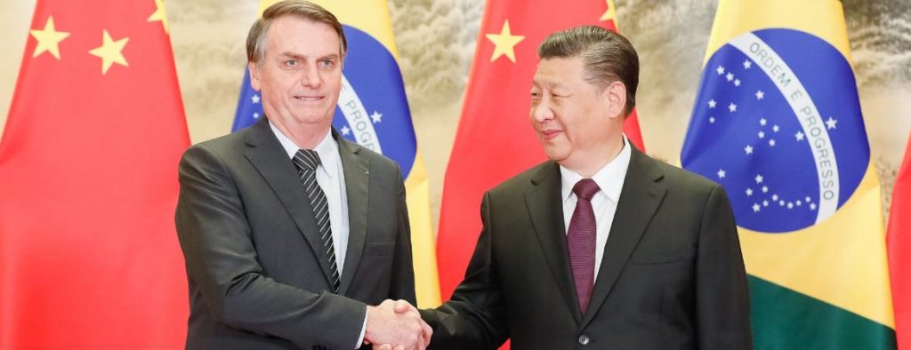 Brazilian and Chinese politicians shaking hands, posing