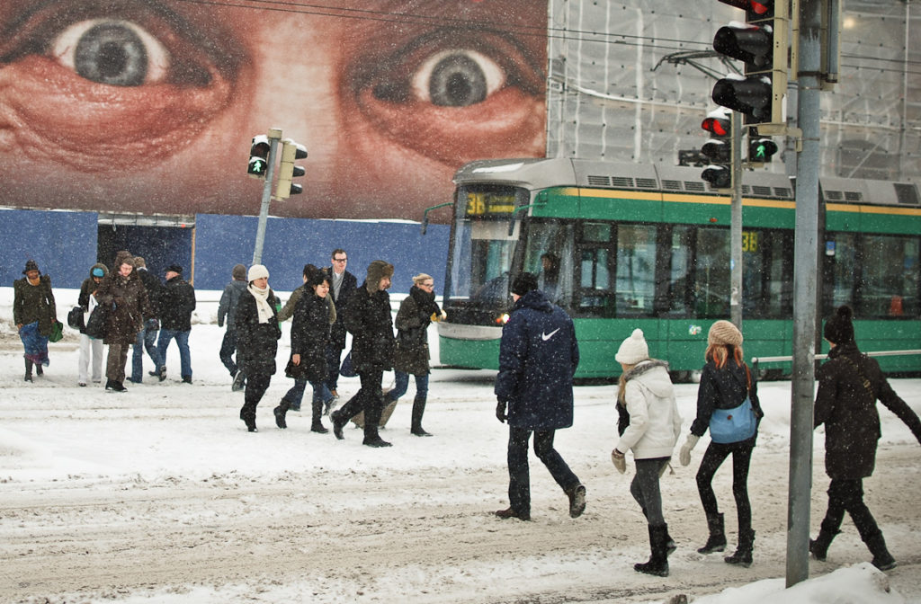 señal de hombre vigila a los peatones que cruzan una calle