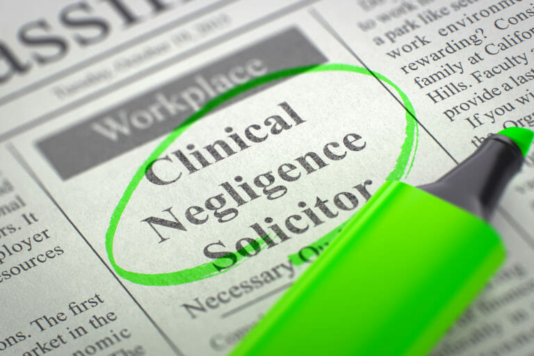 Anwalt für klinische Fahrlässigkeit, gedruckt in einer Zeitung, eingekreist mit grünem Textmarker