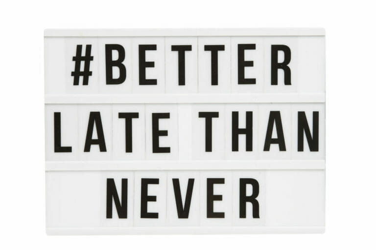 Cartel con #betterlatethannever
