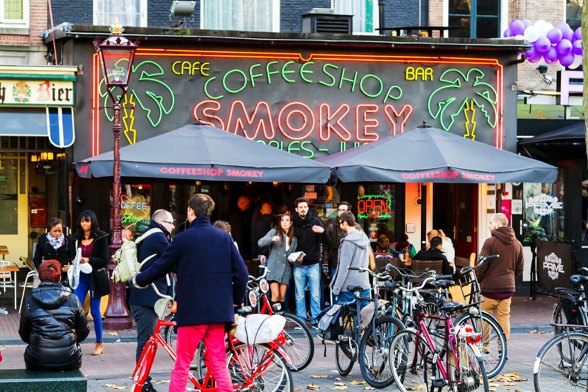 Grupo de personas delante del Smokey Coffeeshop
